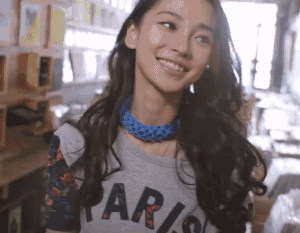 她的笑容太治愈了有木有!     小编表示血槽分分钟就空了  牙齿标准