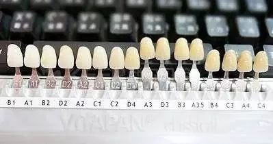 渗透到牙齿硬组织中分解色素分子,改变牙齿颜色