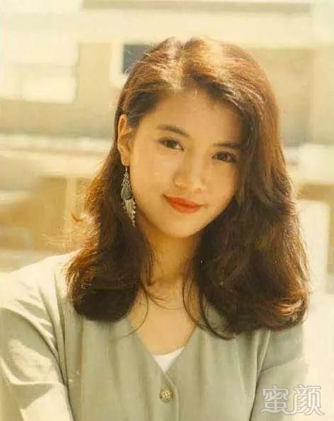 纯天然超有气质    袁咏仪,昵称靓靓,有着一双大眼和甜美笑容,于1990