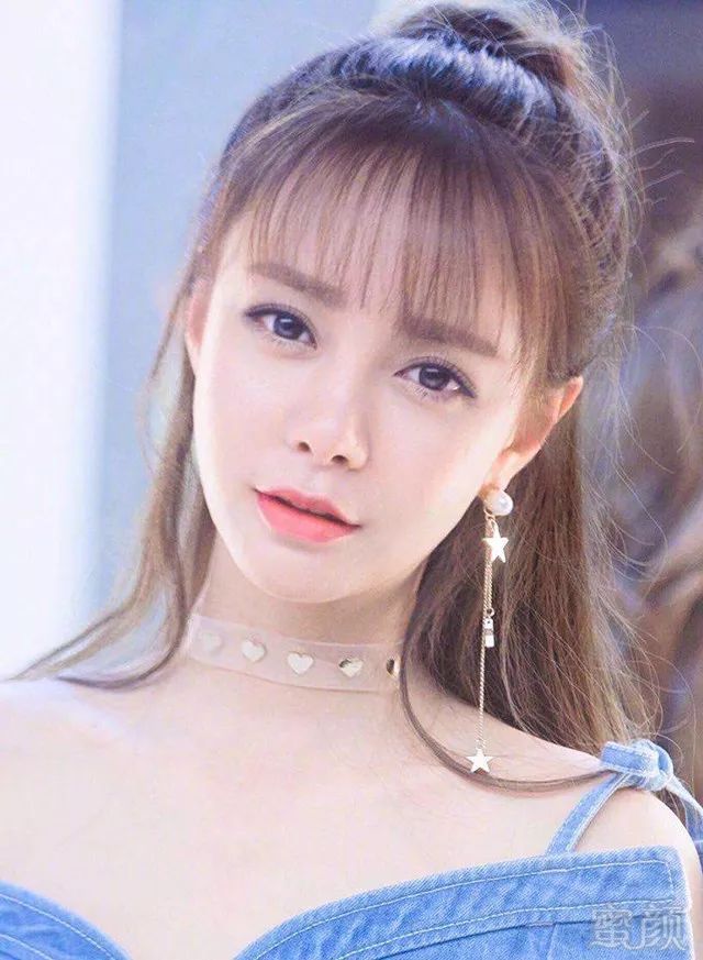 "微笑唇"如今在女明星中很流行,因为它自带微笑效果,即使没有笑