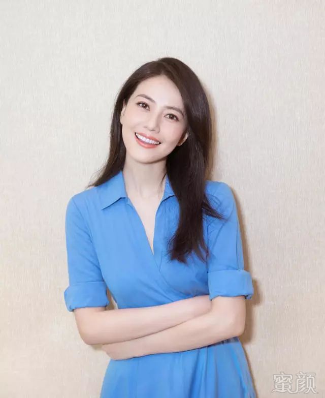 女神高圆圆回来啦! 沉寂了一段时间的女神昨天出席了某品牌在上海的活动,一袭干净的蓝裙给人扑面而来的清新感,配上纯白的凉高跟和淡雅的妆容,显得优雅灵动又清纯可人。 对着镜头侧脸微笑...... 简直要迷死人了啊有没有! 这一身极简穿搭真是太适合高圆圆了:不仅符合女神优雅甜美的随性气质,更是尽显颀长高挑的完美身材 还有魅力十足的侧颜杀38岁还有这样倾国倾城的笑容和少女般的精神状态,真的公平吗! 直到不久后,一组路人抓拍的同场合无修图流传开来.
