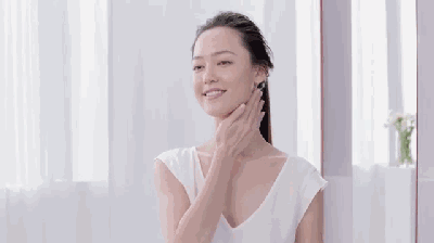 使用一周,颈部上的肌肤能得到滋养, 改善肌肤粗糙使肌肤水润透亮