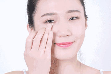 另外, 紫外线晒伤,大力揉眼睛,粗暴的卸眼妆都会对眼周皮肤造成