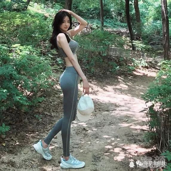 也是身材好的不得了,虽然纤细但是很有料,尤其是一双大长腿是很多女生