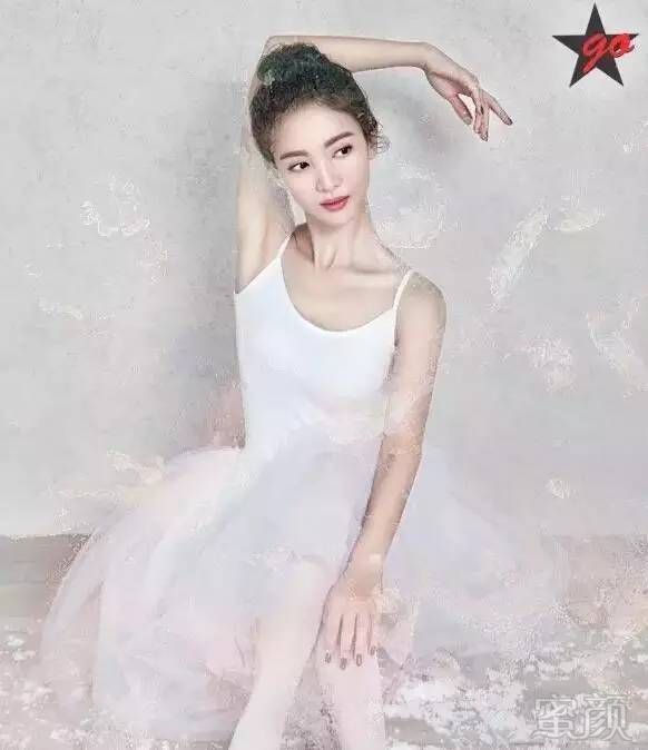 新生代女星金晨的气质仪态很忧秀哦,瞧这修长手臂线条,毕竟学过
