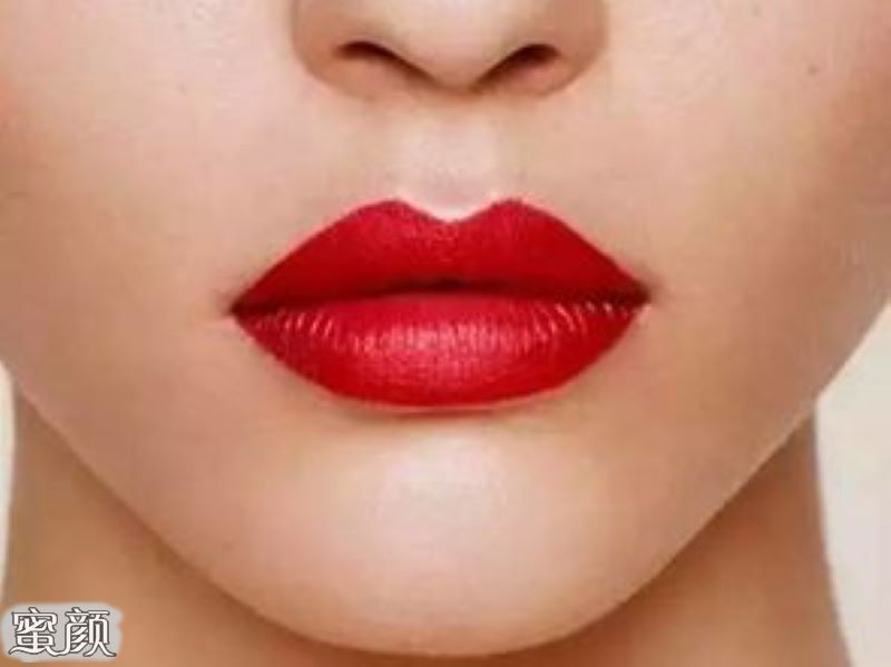 这种唇形本身唇部轮廓就很清晰,不需要唇彩的刻意勾勒,也能让嘴唇很
